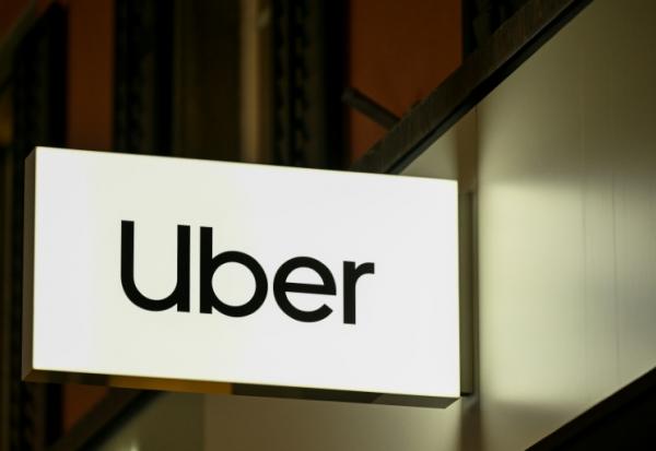 L'Urssaf réclame 1,7 milliard d'euros à Uber, estimant que la plateforme a maquillé la relation d'employeur à salariés la liant à ses chauffeurs en contrat d'entreprise pour échapper à ses obligations, selon la Revue21