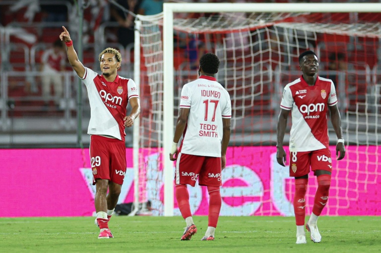 L'attaquant allemand de l'AS Monaco Paris Brunner (gauche) célèbre son deuxième but contre Monaco dans le choc de la 2e journée de Ligue 1 au stade Louis-II de Monaco le 30 août 2026