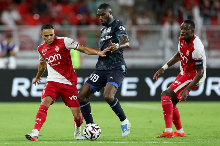 Le Monégasque Vanderson (gauche) au duel avec le Marseillais Geoffrey Kondogbia (centre) lors du match entre Marseille et Monaco pour le compte de la 2e journée de Ligue 1 au stade Louis-II le 30 août 2026