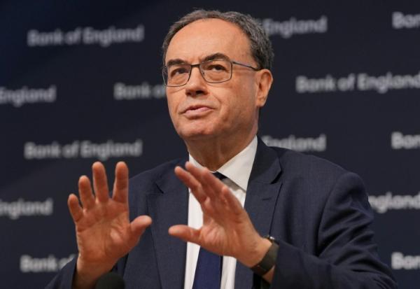 Le gouverneur de la Banque d'Angleterre, Andrew Bailey, lors d'une conférence de presse présentant le rapport semestriel du Comité de politique financière (FPC) de la banque centrale, le 2 décembre 2025