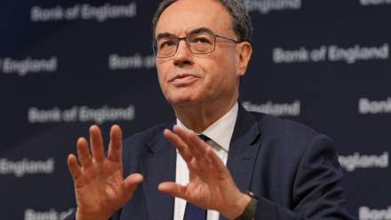 Le gouverneur de la Banque d'Angleterre, Andrew Bailey, lors d'une conférence de presse présentant le rapport semestriel du Comité de politique financière (FPC) de la banque centrale, le 2 décembre 2025