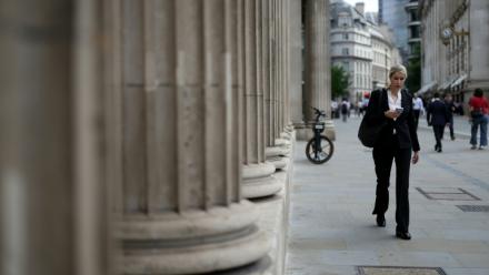 Des piétons longent la Banque d'Angleterre à Londres le 18 juin 2026