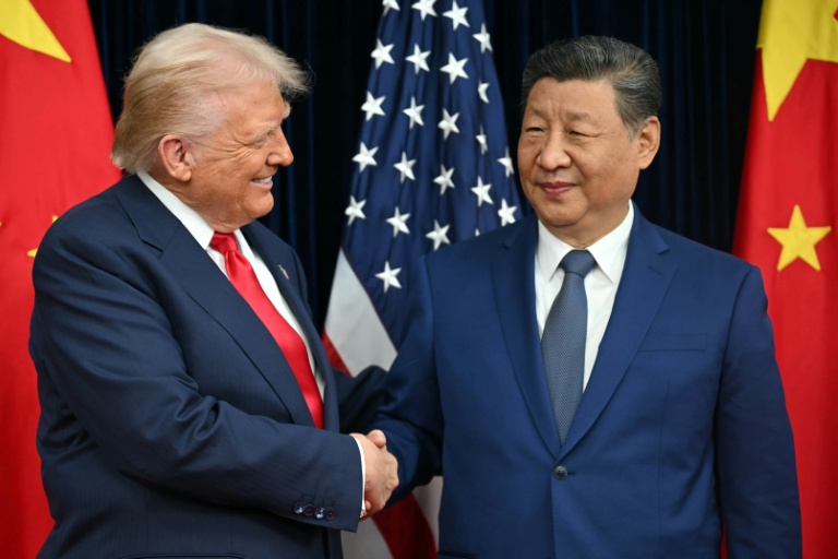 Le président américain Donald Trump (g) et son homologue chinois Xi Jinping se serrent la main avant des discussions à la base aérienne de Gimhae, située à côté de l'aéroport international de Gimhae à Busan, en Corée du Sud, le 30 octobre 2025
