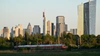 Un train roule près du siège de la Banque centrale européenne (droite) et d'autres immeubles, le 29 avril 2026 à Francfort en Allemagne