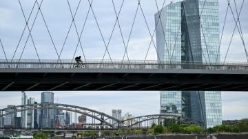 A droite, la tour de la BCE à Francfort, le 25 août 2026