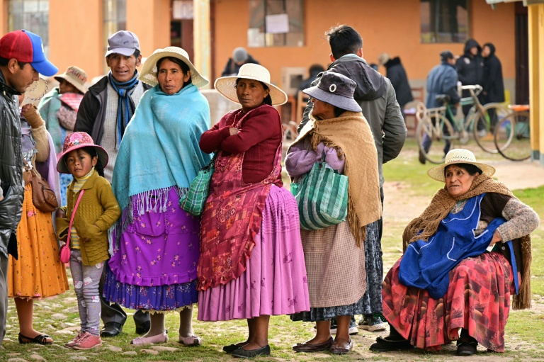 Des Aymaras font la queue pour voter lors du second tour de l'élection présidentielle, à Laja, à environ 30 km à l'ouest de La Paz, le 19 octobre 2025