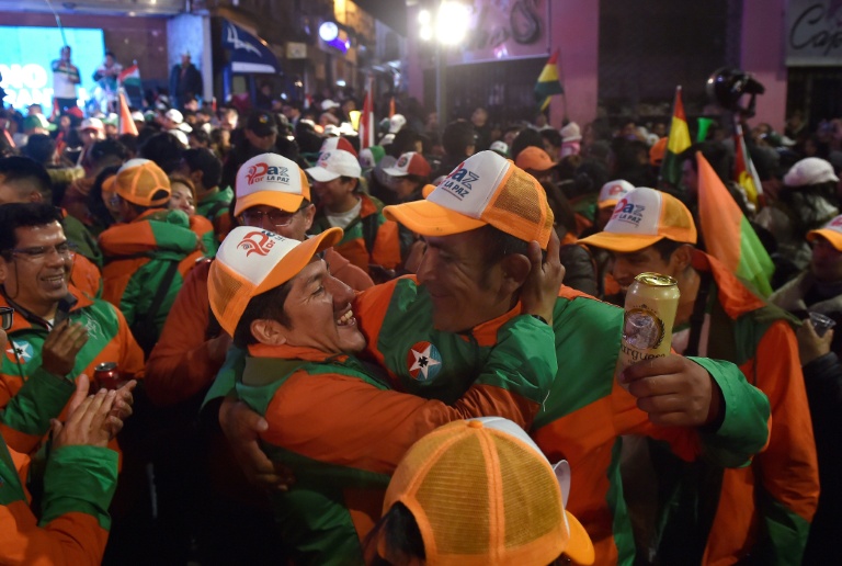 Des soutiens du nouveau président bolivien Rodrigo Paz fêtent sa victoire, le 19 octobre 2025 à La Paz