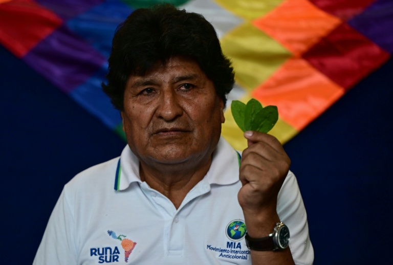 L'ancien président de la Bolivie (2006-2019), Evo Morales, tient des feuilles de coca lors d'une réunion avant le vote au second tour de l'élection présidentielle à Villa 14 de Septiembre, dans le Chapare, département de Cochabamba, en Bolivie, le 19 octobre 2025