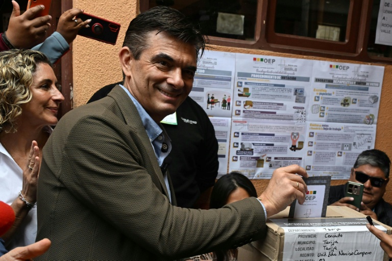 Le sénateur de centre-droit Rodrigo Paz vote aux côtés de son épouse, Maria Elena Urquidi (à gauche), lors du second tour de l'élection présidentielle à Tarija, en Bolivie, le 19 octobre 2025. Il a remporté dimanche le second tour de la présidentielle en Bolivie
