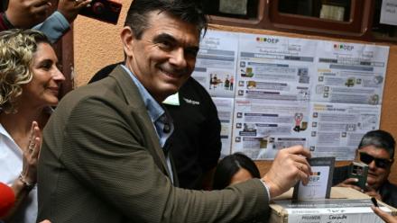 Le sénateur de centre-droit Rodrigo Paz vote aux côtés de son épouse, Maria Elena Urquidi (à gauche), lors du second tour de l'élection présidentielle à Tarija, en Bolivie, le 19 octobre 2025. Il a remporté dimanche le second tour de la présidentielle en Bolivie 