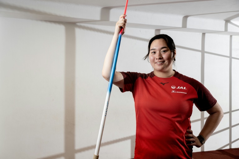 La médaillée d'or olympique en javelot, Haruka Kitaguchi, pose dans la ville tchèque de Domazlice où elle s'entraîne, le 14 août 2025