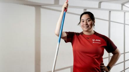 La médaillée d'or olympique en javelot, Haruka Kitaguchi, pose dans la ville tchèque de Domazlice où elle s'entraîne, le 14 août 2025