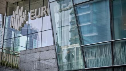 La Bourse de Paris évolue en hausse vendredi en attendant la nomination d'un nouveau Premier ministre