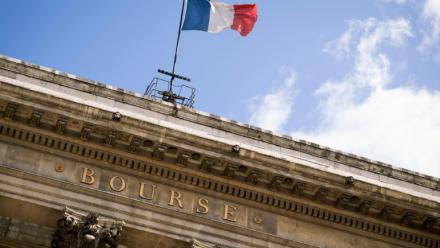 Photographie prise le 21 avril 2024 de l'ancien siège de la Bourse de Paris, le Palais Brongniart, à Paris
