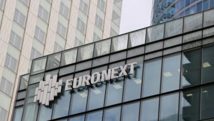 Façade  de la place boursière Euronext situé dans le quartier d'affaires de La Défense, à l'ouest de Paris, en France, le 9 octobre 2025