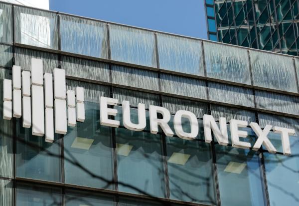 Le logo d'Euronext, qui détient notamment la Bourse de Paris, à son siège du quartier des affaires parisien de La Défense, le 7 avril 2025