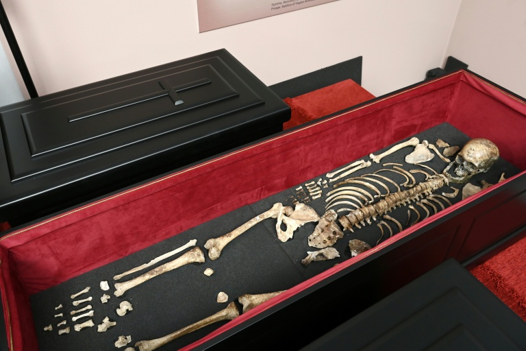 Un cercueil contenant les restes attribués au tsar Samouil, l'un des derniers souverains bulgares avant la domination byzantine, lors d'une cérémonie de restitution par la Grèce au musée byzantin de Thessalonique, le 3 octobre 2026