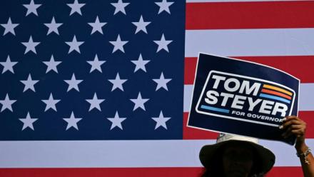 Des supporters de Tom Steyer, candidat démocrate à l’élection du gouverneur de Californie, brandissent des écriteaux le soutenant pendant l’un de ses discours de campagne à Los Angeles, le 31 mai 2026