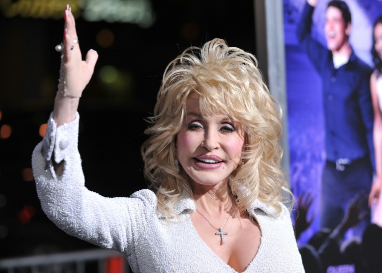 La chanteuse américaine Dolly Parton, aujourd'hui décédée, à Hollywood, le 9 janvier 2012 en Californie