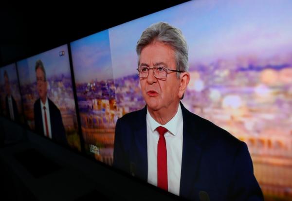L'image du leader de LFI Jean-Luc Mélenchon affichée sur des écrans alors qu'il officialise sa candidature pour la présidentielle de 2027 sur le plateau de TF1, le 3 mai 2026