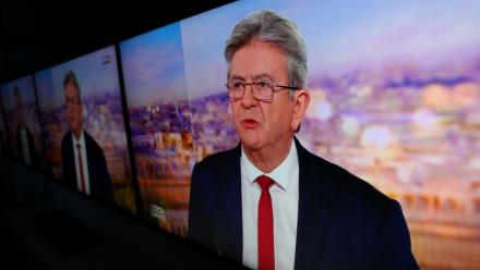 L'image du leader de LFI Jean-Luc Mélenchon affichée sur des écrans alors qu'il officialise sa candidature pour la présidentielle de 2027 sur le plateau de TF1, le 3 mai 2026