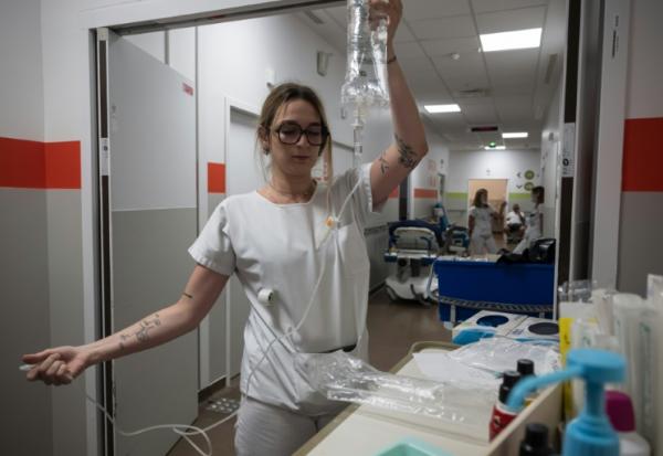 Une infirmière prépare une perfusion de réhydratation à l'hôpital Purpan de Toulouse, en pleine canicule, le 23 juin 2026