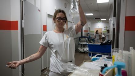 Une infirmière prépare une perfusion de réhydratation à l'hôpital Purpan de Toulouse, en pleine canicule, le 23 juin 2026