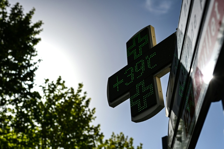 L'enseigne d'une pharmacie indique une température de 39°C à Béziers, dans l'Hérault, le 22 juin 2026