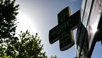 L'enseigne d'une pharmacie indique une température de 39°C à Béziers, dans l'Hérault, le 22 juin 2026