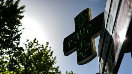 L'enseigne d'une pharmacie indique une température de 39°C à Béziers, dans l'Hérault, le 22 juin 2026