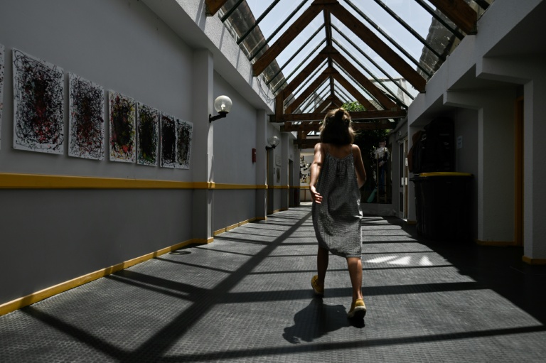 L'épisode va aussi fortement perturber la vie scolaire, principalement dans les départements en rouge, avec 845 écoles et collèges fermés lundi et 1.800 autres dont les horaires seront aménagés sur les 60.000 établissements du pays