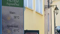 Les prévisions de températures de la météo sur un écran dans une rue de Villeneuve-les-Béziers, le 8 juillet 2026 dans l'Hérault