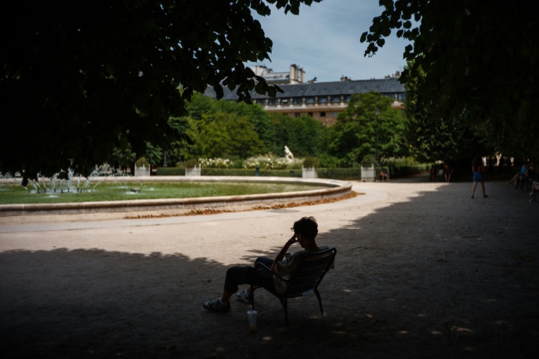 Un homme à l'ombre pendant un épisode de canicule à Paris, le 23 juin 2026