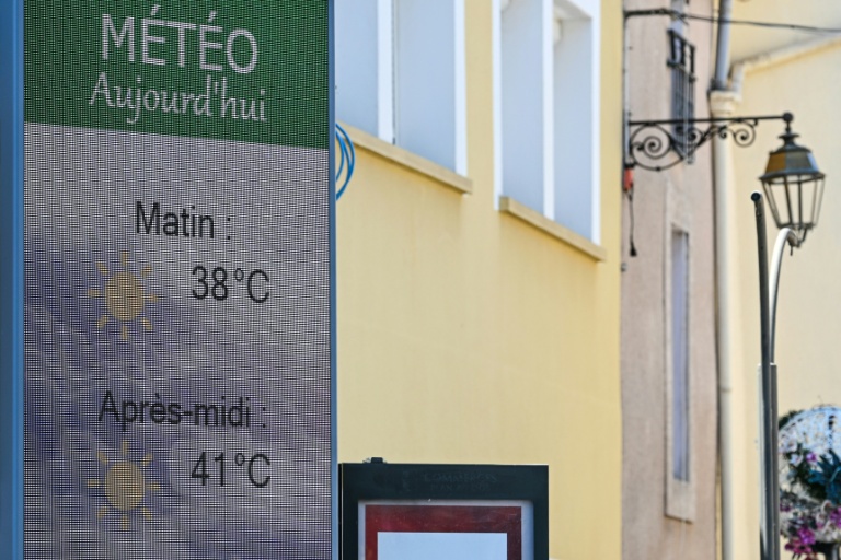 Les prévisions de températures de la météo sur un écran dans une rue de Villeneuve-les-Béziers, le 8 juillet 2026 dans l'Hérault