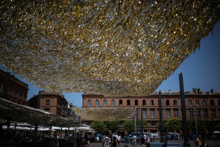 Des voiles étendus sur la place du Capitole à Toulouse pour fournir un peu d'ombre, le 19 juin 2026