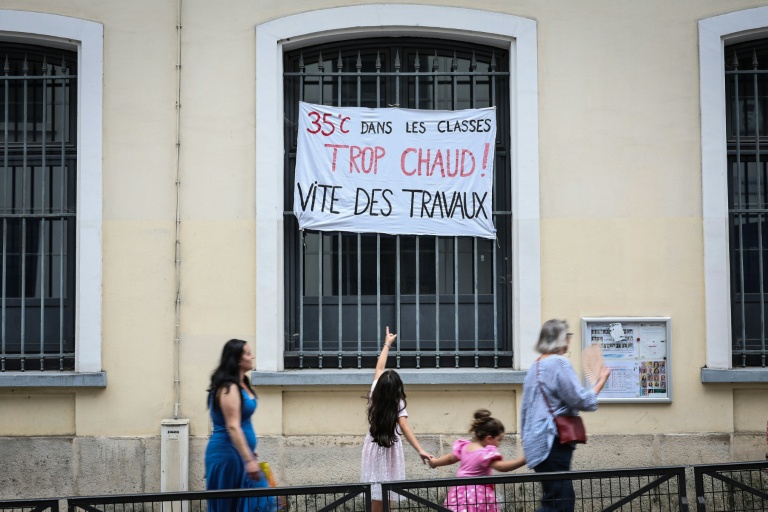 Devant une école parisienne, le 18 juin 2026