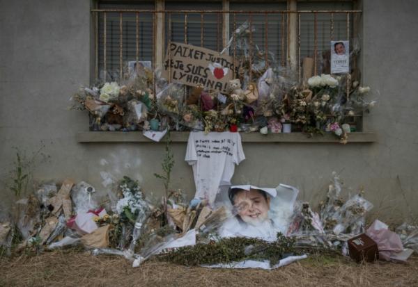 Des fleurs des messages et des portraits le 16 juin 2026 sur un silo agricole où a été retrouvé le corps de Lyhanna, à  Puycasquier, dans le Gers