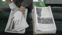 Un employé emballe l'œuvre du photographe Kazuma Obara, "The Newspaper", à Kumiyama, au Japon, le 19 mars 2026