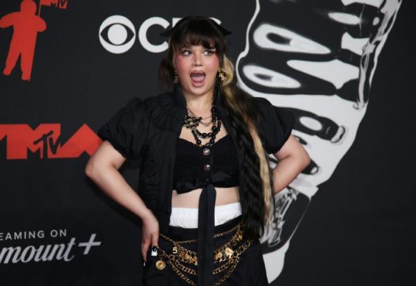 La chanteuse britannique Lola Young aux MTV Video Music Awards à l'UBS Arena d'Elmont, New York, le 7 septembre 2025