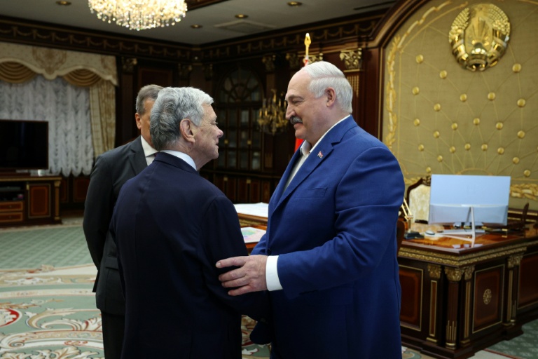 Le président du Bélarus Alexandre Loukachenko (D) accueille John Coale, un émissaire américain, le 11 septembre 2025 à Minsk
