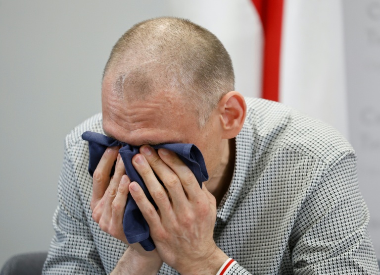 Sergueï Tikhanovski, opposant bélarusse libéré après plus de 5 ans de prison, en larmes lors d'une conférence de presse à Vilnius le 22 juin 2025
