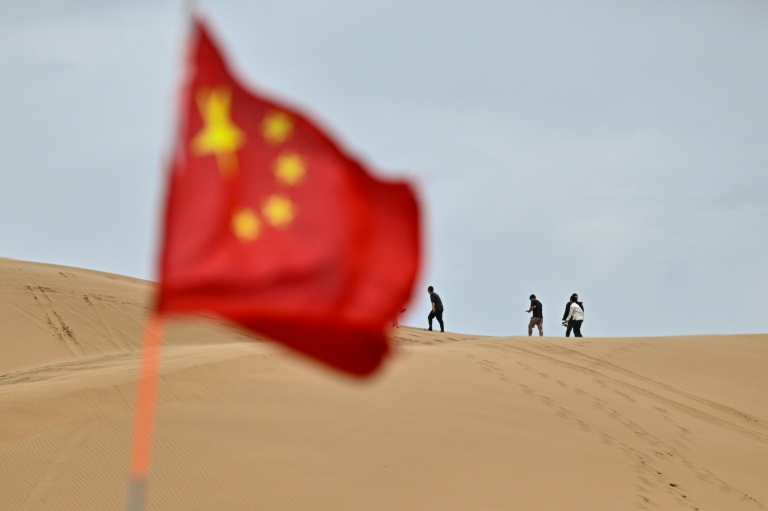 Des touristes dans le désert de Kubuqi, près d'Ordos, le 12 août 2025 dans le nord de la Chine