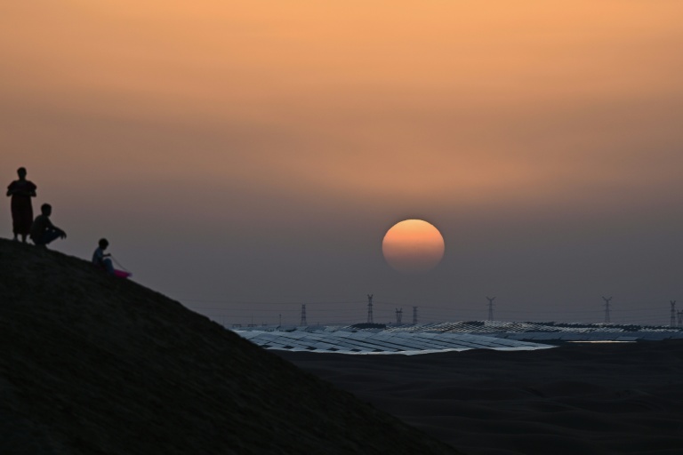 Un coucher de soleil dans le désert de Kubuqi, près d'Ordos, dans le nord de la Chine, le 12 août 2025