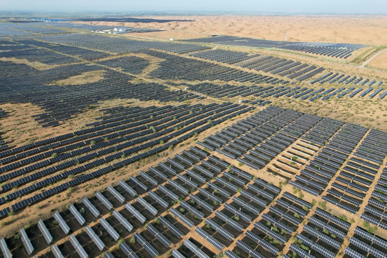 Vue aérienne de panneaux solaires à Ordos dans le désert de Kubuqi, le 10 août 2025 en Chine