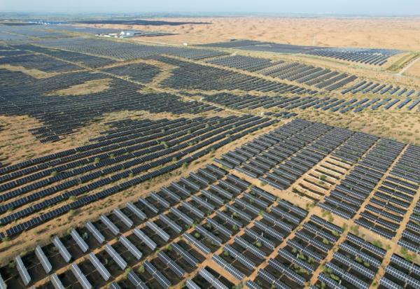 Vue aérienne de panneaux solaires à Ordos dans le désert de Kubuqi, le 10 août 2025 en Chine