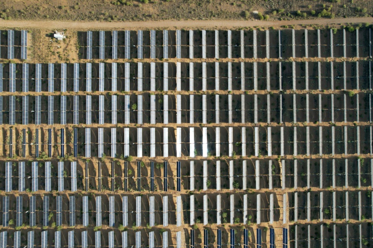 Vue aérienne de panneaux solaires dans le désert de Kubuqi, près d'Ordos, dans le nord de la Chine, le 10 août 2025