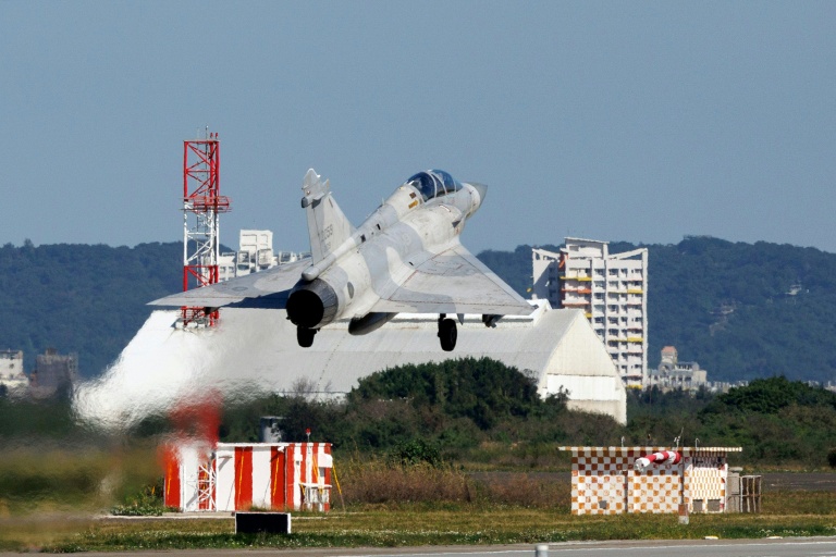 Un avion de chasse Mirage 2000 de l’armée de l’air taïwanaise décolle de la base aérienne de Hsinchu le 29 décembre 2025.