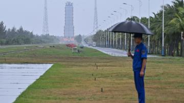 Un gardien surveille la rampe de lancement de Chang'e-6 au Centre de lancement spatial de Wenchang, sur l'île tropicale de Hainan, en Chine, le 2 mai 2024