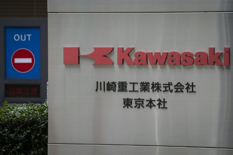 Le logo de Kawasaki heavy industries devant le siège de l'entreprise à Tokyo, le 24 février 2026