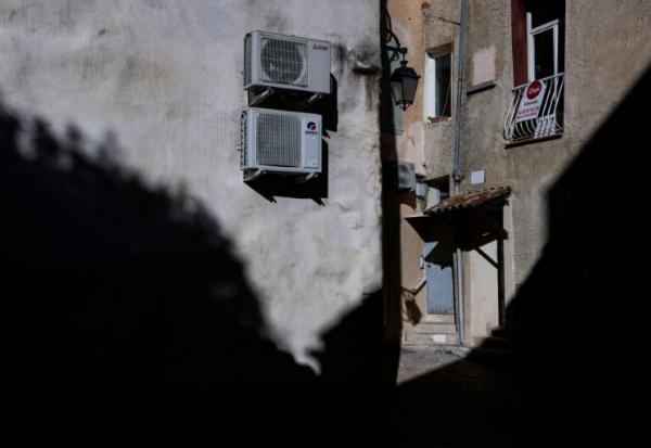 Des moteurs de climatisation dans une rue à Manosque (Alpes-de-Haute-Provence), le 29 septembre 2024